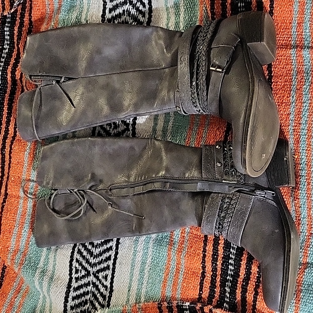 Awesome party boots. SO gray tall boots - Picture 3 of 7
